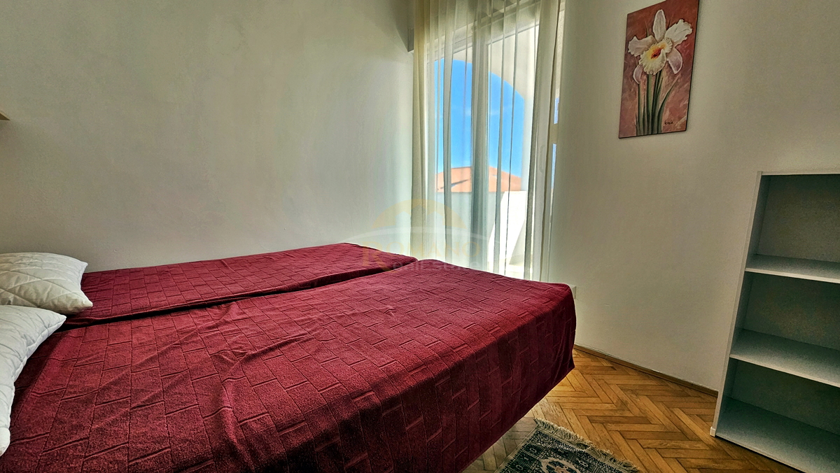 Appartamento con due camere da letto a Okrug Gornji/Čiovo con splendida vista sul mare e piscina